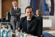 Der neue, dynamische Finanzminister Alexander Schunk (Trystan P&uuml;tter) will neue Regeln f&uuml;r Banker aufstellen.