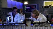 Am Bein der Leiche wird eine Nudel gefunden. Detective Danny Messer (Carmine Giovinazzo) und Dr. Sid Hammerback (Robert Joy) k&ouml;nnen darauf einen Fingerabdruck und ein Haar finden, das nicht dem Opfer geh&ouml;rt.