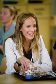 Owen &uuml;berrascht Cristina mit einem Geschenk in Form einer neuen Kardiologie-G&ouml;ttin (Kim Raver), die wie eine Barbie aussieht; Cristina ist misstrauisch.
