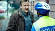 Daniel (Ronald Kukulies, l.) rastet aus, als ein Fahrrad Polizist (Artur Sorokin) ihm einen Strafzettel geben will. Die Verwendung des sendungsbezogenen Materials ist nur mit dem Hinweis und Verlinkung auf RTL+ gestattet.