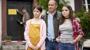 Auf Anweisung von Martin Keppler (Sebastian Schlemmer, hinten) vom Bauamt, m&uuml;ssen Semir Erdogan (Atalay) und seine Kinder Ayda (Pauletta Pollmann, r.) und Lilly (Emma Helm) sowie seine Mutter ihr Haus wegen angeblicher Einsturzgefahr evakuieren. Noch ahnt Semir nicht, dass das der Beginn eines Racheplans gegen ihn und seine Familie ist.