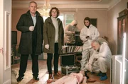 Moritz Eisner (Harald Krassnitzer) und Bibi Fellner (Adele Neuhauser) wird der Fund einer Toten in einer trostlosen Wohngegend gemeldet. Meret Schande (Christina Scherrer, 2. v. re.) und Dr. Kreindl (Günter Franzmeier, re.) sind bereits am Tatort. Moritz Eisner (Harald Krassnitzer) und Bibi Fellner (Adele Neuhauser) wird der Fund einer Toten in einer trostlosen Wohngegend gemeldet. Meret Schande (Christina Scherrer, 2. v. re.) und Dr. Kreindl (Günter Franzmeier, re.) sind bereits am Tatort.