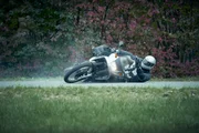 Sensationsgierige Journalisten auf Motorr&auml;dern versuchen die Verfolgungsjagd der Autobahnpolizei zu begleiten. Die Polizisten k&ouml;nnen gerade noch ausweichen, als die Motorradfahrer die Kontrolle &uuml;ber ihre Maschinen verlieren.