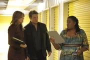 Die Vermieterin von Lagerr&auml;umen (Carlease Burke, r.) ist etwas &uuml;berrascht, als Castle (Nathan Fillion, M.) und Beckett (Stana Katic, l.) mit einem Hausdurchsuchungsbefehl vor ihr stehen ...