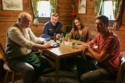 Bezirksinspektor Klaus Lechner (Andreas Kiendl, r.) trifft sich in der Gastwirtschaft von Erwin Happich (Karl Fischer, l.) mit seinen alten Polizeifreunden Sonny Raimann (Markus Hamele, 2.v.l.) und Ellen Raimann (Sibylle Gogg, M.).