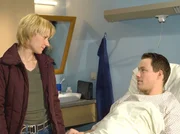 Erik Fromm (Andreas Dilschneider) wird mit einem komplizierten Beinbruch in der Sachsenklinik behandelt. Lisa B&ouml;ttger (Jennipher Antoni) k&uuml;mmert sich r&uuml;hrend um ihn.