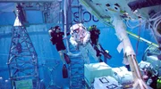 In Houston trainieren die Astronauten unter Wasser. Mit Gewichten und Auftriebsk&ouml;rpern austariert k&ouml;nnen sie sich fast bewegen wie in der Schwerelosigkeit.