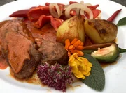 Ein Hauptgericht im Forsthaus Schweigelberg bei G&ouml;&szlig;weinstein: Schnitzel vom Sika-Wild mit Paprika, Kartoffeln und Letcho.