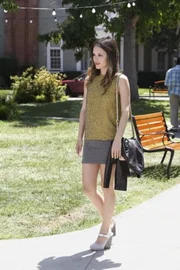 Als Wade pl&ouml;tzlich mit seiner Ehefrau im Diner auftaucht, kann Zoe (Rachel Bilson) es nicht glauben und verliert die Hoffnung, in Bluebell jemals einen Mann kennenzulernen, bis sie Dr. Judson Lyons trifft ...