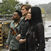 (v.l.n.r.) Wilt Bozer (Justin Hires); MacGyver (Lucas Till); Riley Davis (Tristin Mays).
