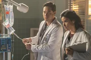 Dr. Ben Song (Raymond Lee, l.); Dr. Sandra (Tiffany Smith, r.). Dr. Ben Song (Raymond Lee, l.); Dr. Sandra (Tiffany Smith, r.).