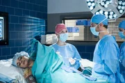 Zoe hat sich eine Sehne an der Schulter gerissen. Julia Berger und Dr. Niklas Ahrend m&uuml;ssen operieren.