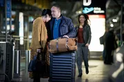Semir (Erdogan Atalay) kommt mit seiner Mutter Selma (&Ouml;zay Fecht, l.) endlich am Flughafen in K&ouml;ln an. Sie werden von Dana (Gizem Emre) &uuml;bergl&uuml;cklich empfangen.