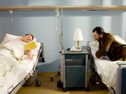 MDR Fernsehen IN ALLER FREUNDSCHAFT FOLGE 310, "Flirtfieber". Erik Fromm (Andreas Dilschneider, li.) teilt sein Zimmer mit Niels van Gusten (Robert Schupp, re.), dem eloquenten Autor eines Flirtratgebers. Niels zeigt, im Gegensatz zu Erik, vom ersten Augenblick Interesse an Lisa.