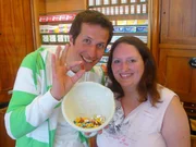 Willi Weitzel mit der Apothekerin Sabine K&auml;sberger in Wei&szlig;enburg.