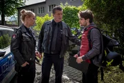 Franzi (Rhea Harder-Vennewald, l.) und Hans (Bruno F. Apitz, M.) nehmen Yannick (Philip Birnstiel, r.) zur Befragung mit aufs Revier.