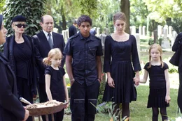 Marie (Lisa Martinek, 2.v.r.), Steven (Diego Alvarez, 3.v.r.) und die M&auml;dchen (Paula und Maja R&uuml;ckert, r. und 3.v.l.) treffen bei Charles' Beerdigung auf seine Eltern Marina (Ingeborg Westphal, l.) und Holger Rensberg (J&uuml;rgen Schornagel, 2.v.l.).