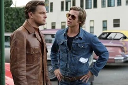 Cliff Booth (Brad Pitt, r.) st&auml;rkt Rick Dalton (Leonardo DiCaprio, l.) den R&uuml;cken, wenn dieser an den Spielregeln des "neuen Hollywood" zu verzweifeln droht.