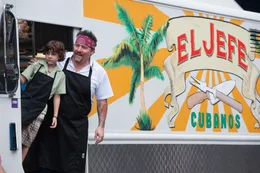 Carl Casper (Jon Favreau, re.) und sein Sohn Percy (Emjay Anthony, li.) sind mit einem Foodtruck von Miami nach Kalifornien unterwegs.
