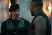 Barney (Sylvester Stallone, l.)  +++ Die Verwendung des sendungsbezogenen Materials ist nur mit dem Hinweis und Verlinkung auf RTL+ gestattet. +++
