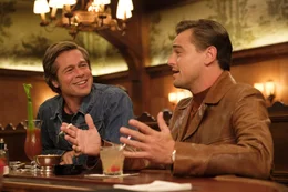 Serienstar Rick Dalton (Leonardo DiCaprio, r.) und sein Stuntman und Kumpel Cliff Booth (Brad Pitt, l.) haben schon bessere Zeiten gesehen, doch sie halten zusammen wie Pech und Schwefel.