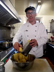 Gasthof Sponsel mit Brennerei in Kirchehrenbach: Koch Ferdinand Sponsel in der K&uuml;che.