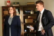 Brennan (Emily Deschanel) und Booth (David Boreanaz) ermitteln im Mordfall an einem Nachhilfelehrer. Da dieser vor allem finanzkr&auml;ftige Sch&uuml;ler unterrichtet, kn&ouml;pfen sich zun&auml;chst seine Kollegen vor, dessen Mordmotiv Neid sein k&ouml;nnte.