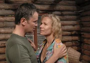 Karl (Timothy Peach) und Elisabeth (Claudine Wilde) k&ouml;nnen ihre Gef&uuml;hle f&uuml;reinander nicht l&auml;nger in Zaum halten.