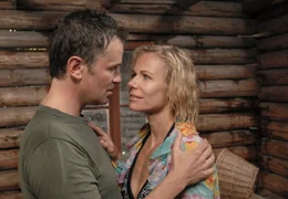 Karl (Timothy Peach) und Elisabeth (Claudine Wilde) k&ouml;nnen ihre Gef&uuml;hle f&uuml;reinander nicht l&auml;nger in Zaum halten.