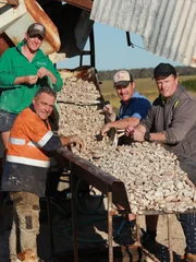 Die Cheals (v.l.n.r.) Oscar, Chris & Rory Cheal mit Scott McMillan bei der Suche nach Opal im Rührwerk, Lightning Ridge, NSW. Die Cheals (v.l.n.r.) Oscar, Chris & Rory Cheal mit Scott McMillan bei der Suche nach Opal im Rührwerk, Lightning Ridge, NSW.