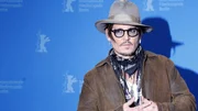 Johnny Depp ist einer der facettenreichsten Charakterdarsteller aller Zeiten. Doch 2016 kommt eine neue Seite des Schauspielers ans Licht, die kostet Hollywoods Bad Guy fast die Karriere. Johnny Depp ist einer der facettenreichsten Charakterdarsteller aller Zeiten. Doch 2016 kommt eine neue Seite des Schauspielers ans Licht, die kostet Hollywoods Bad Guy fast die Karriere.