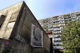 Bildnummer: 50768132  Datum: 10.05.2005  Copyright: imago/Waldemar Boegel Alter Bunker unter dem Wohnblock - Sozialpalast - in der Pallasstra&szlig;e in Berlin-Sch&ouml;neberg, Geb&auml;ude, au&szlig;en, Au&szlig;enansicht; 2005, Berlin, Wohnblocks, Wohnbl&ouml;cke, Sozialwohnung, Sozialwohnungen, sozial, sozialer Wohnungsbau, Hochhaus, Hochh&auml;user, Plattenbau, Plattenbauten, Platte, alt, alte; , quer, Kbdig, Totale, Wohngeb&auml;ude, Deutschland,  ,; Aufnahmedatum gesch&auml;tzt