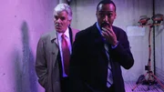 Im dunklen Verlies: In diesen unterirdischen R&auml;umlichkeiten soll das Opfer mexikanische Einwanderer &uuml;ber die Grenze gebracht haben. Die beiden Ermittler Fontana (Dennis Farina, li.) und Green (Jesse L. Martin) nehmen den vermeintlichen Tatort genau ins Visier.