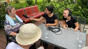 "Wann warst du das erste Mal verliebt?": Karima und Greta wollen f&uuml;r ihren Podcast "Faltenrock" im Wiener Altenheim alles ganz genau wissen.