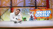 Woozle (re.) hat das Ei einer kuscheligen Woozlinger Flausch-Echse mit ins Studio gebracht, aber Simón (li.) ist skeptisch. Und tatsächlich: Woozle brütet stattdessen aus Versehen ein beängstigendes Chawoozleon (mi.) aus, das gleich darauf auch noch verschwindet! Ob die beiden es einfangen können, bevor es das ganze Studio verwüstet? Woozle (re.) hat das Ei einer kuscheligen Woozlinger Flausch-Echse mit ins Studio gebracht, aber Simón (li.) ist skeptisch. Und tatsächlich: Woozle brütet stattdessen aus Versehen ein beängstigendes Chawoozleon (mi.) aus, das gleich darauf auch noch verschwindet! Ob die beiden es einfangen können, bevor es das ganze Studio verwüstet?