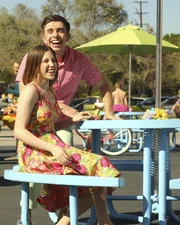 Sue (Eden Sher, l.) unterh&auml;lt sich mit ehemaligen Mitsch&uuml;lern &uuml;ber das College Leben und das Gespr&auml;ch mit Brad (Brock Ciarlelli, r.) entwickelt sich etwas anders, als gedacht ...