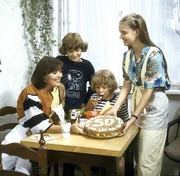 Die Vorbereitungen zum 50ten Geburtstag von Werner laufen im Hause Schumann auf Hochtouren. (V.li.n.re.: Thekla Carola Wied, Timmo Niesner, Tarek Helmy, Julia Biedermann).