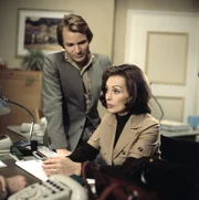 Das unerwartete Auftauchen von Johanna, der Schwester der ermordeten Martha Balke, bringt Harry auf eine grossartige Idee, die er gleich seinem Chef, Oberinspektor Derrick, erz&auml;hlen muss. (Fritz Wepper, Lilli Palmer).