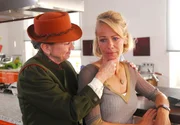 Karls Mutter Gertrude (Barbara Focke, li.) erkennt, dass Elisabeth (Claudine Wilde) ihren Sohn wirklich liebt.