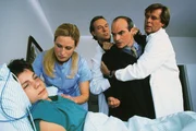 Dr. Frank (Sigmar Solbach, r.) und Dr. Roehrs (Siemen R&uuml;haak, 3.v.r.) m&uuml;ssen Daniel (Christian Polito, lieg.) vor seinem Vater (Hans Georg Panczak) sch&uuml;tzen. Schwester Petra (Annette du Moulin) k&uuml;mmert sich um den Jungen.