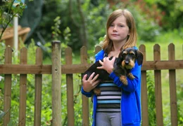 Die kleine Katja (Alina Freund) hat Siegfrieds Dackeldame Paula sofort in ihr Herz geschlossen.
