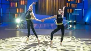 Die Zwillinge Nadiia und Veronika zeigen im Studio ihr K&ouml;nnen in rhythmischer Sportgymnastik.