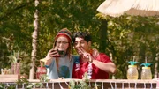 Floor (Bobbie Mulder) macht ein Selfie mit einem Barkeeper, und tut so, als sei sie in Peru. Floor (Bobbie Mulder) macht ein Selfie mit einem Barkeeper, und tut so, als sei sie in Peru.