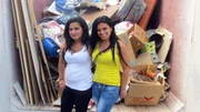 Filiz (li.) und Schwester Besna vor dem ContainerFiliz (li.) und Schwester Besna vor dem Container