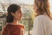 Bei einer Verlagsfeier kommen Hanna (Banafshe Hourmazdi, l.) und Josephine (Karin Hanczewski, r.) sich n&auml;her. Hanna bewundert Josephine nicht nur f&uuml;r ihre beruflichen Erfolge.
