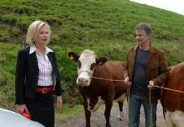 Der st&ouml;rrische Bauer Karl (Timothy Peach) soll den schicken Wagen der St&auml;dterin Elisabeth von Holbach (Claudine Wilde) aus dem Dreck ziehen.