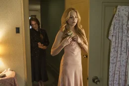Margaret White (Julianne Moore, l.); Carrie White (Chlo&euml; Grace Moretz, r.)
