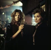 Mit allen Mitteln will Hilde Laresser (Lilli Palmer) ihrer Tochter Sybille (Sabine Sinjen, li.) helfen.