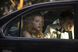 Carrie White (Chlo&euml; Grace Moretz), Tommy Ross (Ansel Elgort)