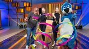Die Zwillinge Nadiia und Veronika zeigen im Studio ihr K&ouml;nnen in rhythmischer Sportgymnastik. Elton (links) und Piet (rechts) freuen sich.